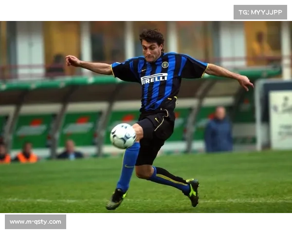 维埃里到访国米训练基地亲切鼓励年轻球员努力奋斗传承蓝黑精神