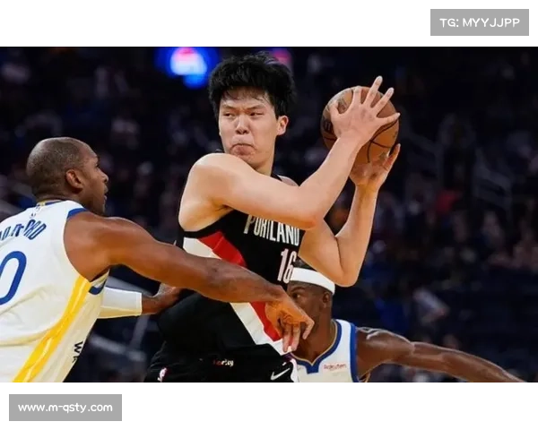 杨瀚森防守端遭裁判针对，3分钟领3次犯规被迫离场